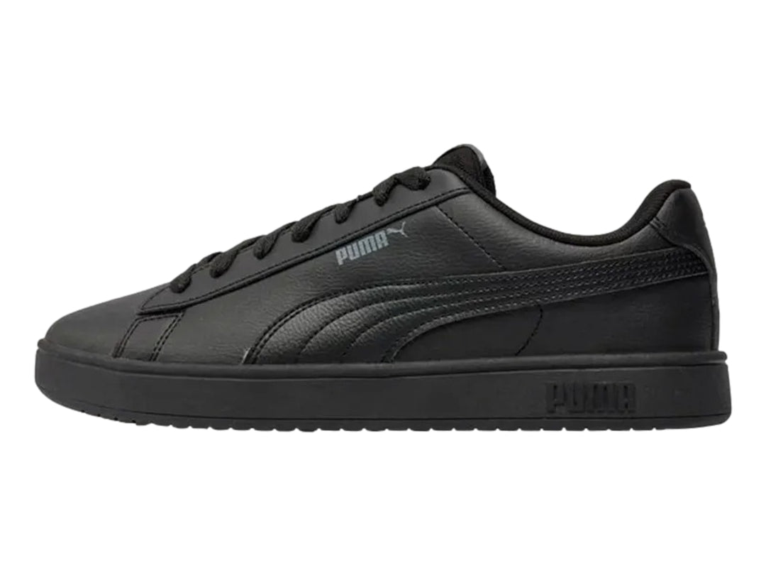 Tenis Puma Rickie Classic en color negro con suela plana y cordones, vista lateral.