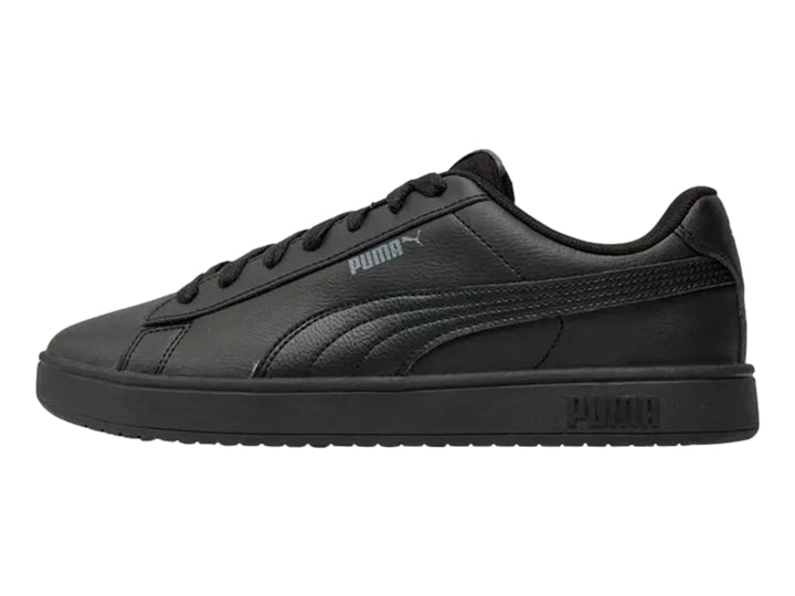 Tenis Puma Rickie Classic en color negro con suela plana y cordones, vista lateral.
