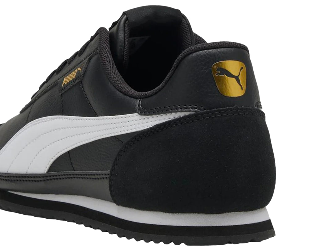 Tenis PUMA Turino II OG color negro con franja blanca lateral y detalles dorados.