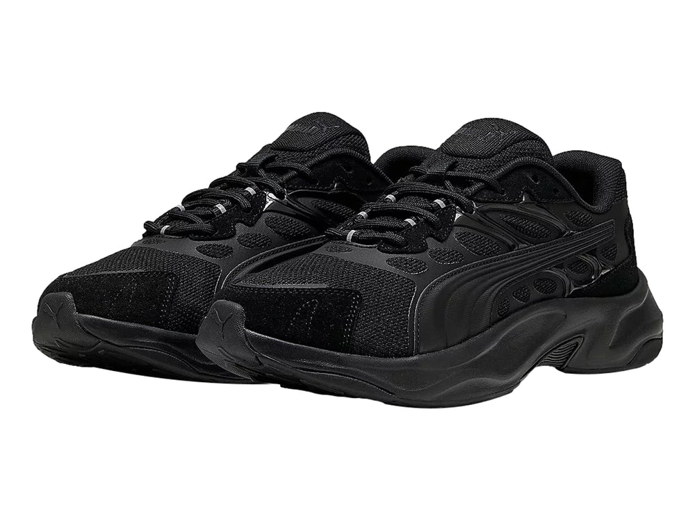 Tenis deportivos PUMA Insphere en color negro total con suela robusta y detalles sintéticos.