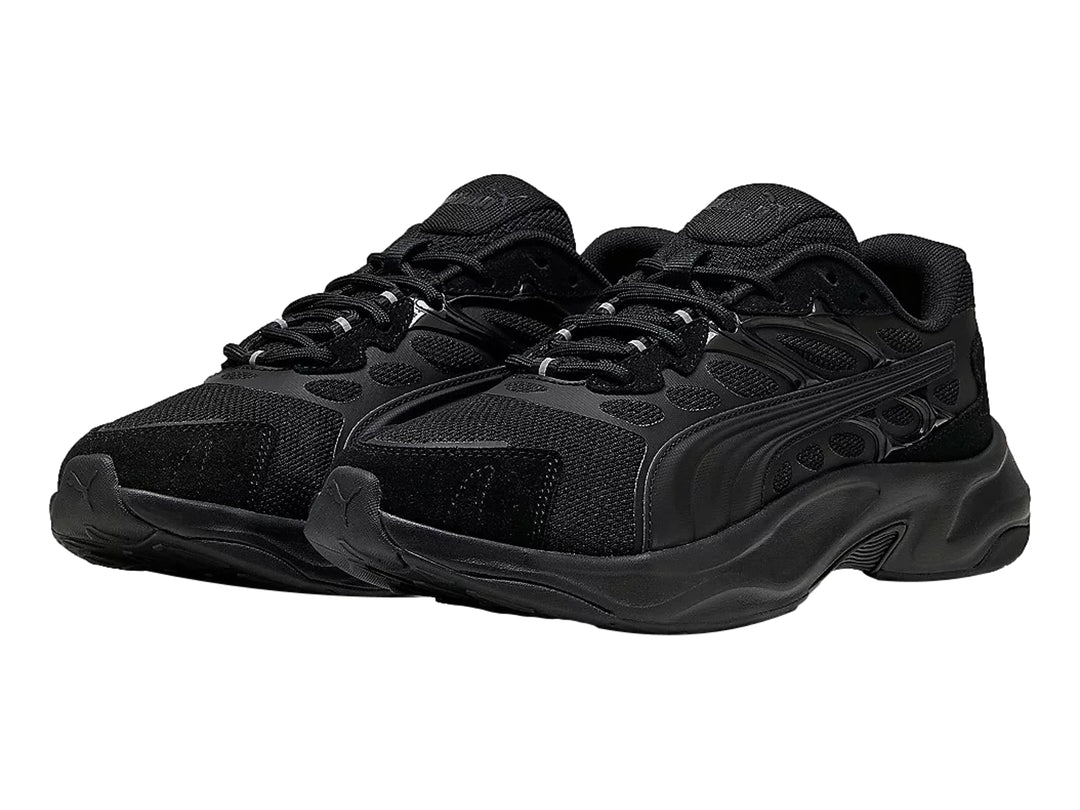Tenis deportivos PUMA Insphere en color negro total con suela robusta y detalles sintéticos.