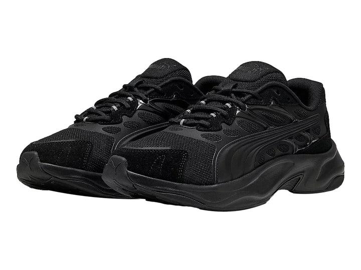 Tenis deportivos PUMA Insphere en color negro total con suela robusta y detalles sintéticos.