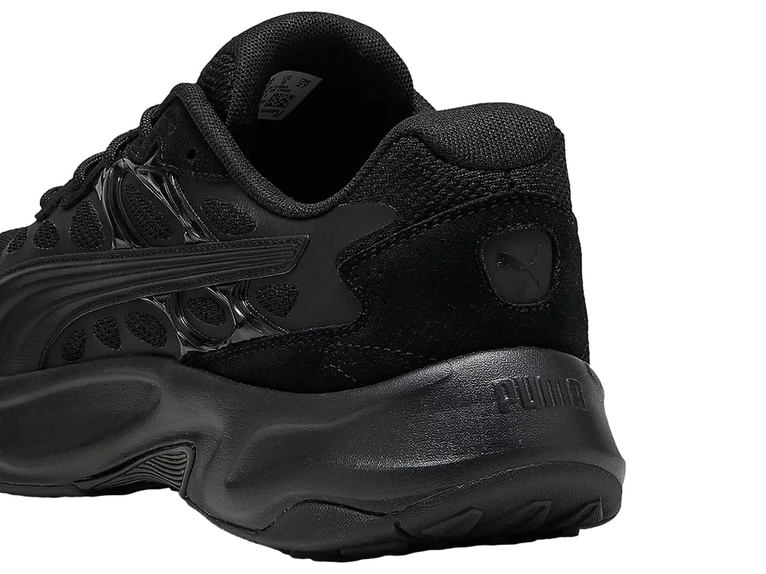 Tenis deportivos PUMA Insphere en color negro total con suela robusta y detalles sintéticos.