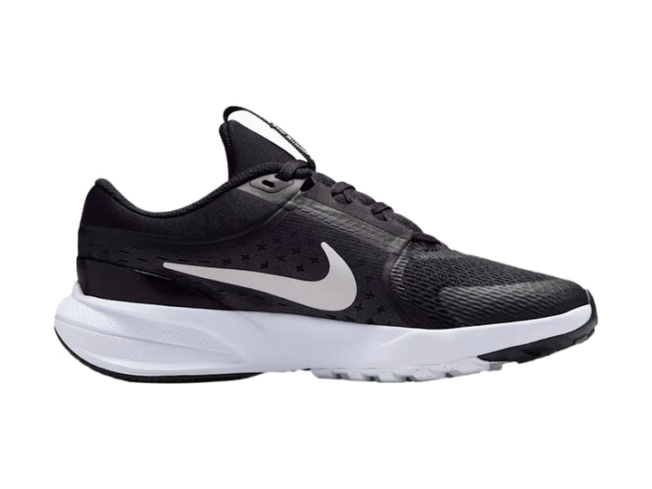 Tenis deportivos Nike Star Runner 5 para Niño en color negro con suela blanca.