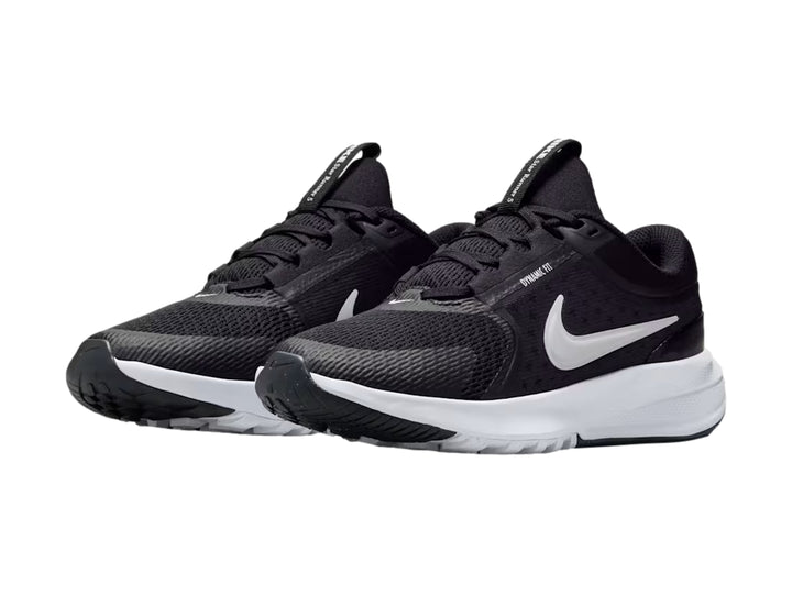 Tenis deportivos Nike Star Runner 5 para Niño en color negro con suela blanca.