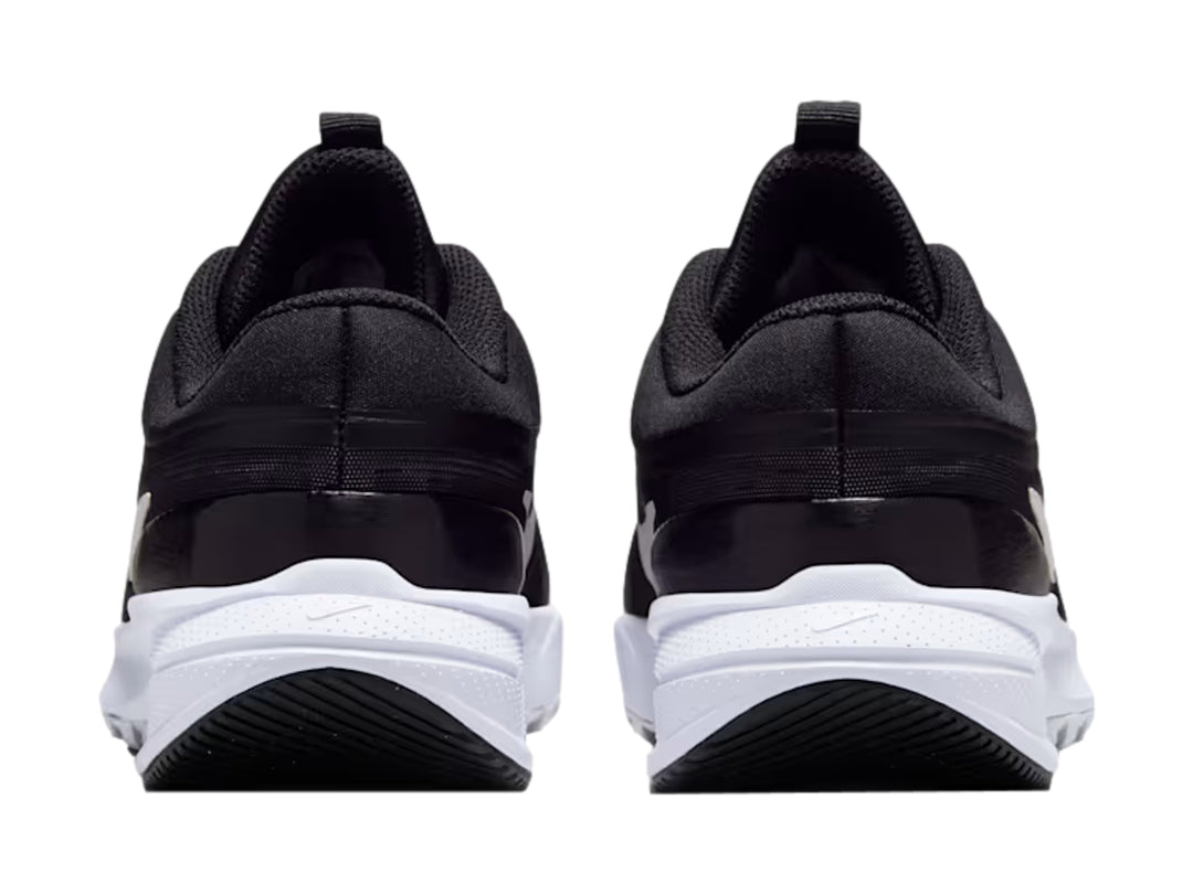 Tenis deportivos Nike Star Runner 5 para Niño en color negro con suela blanca.