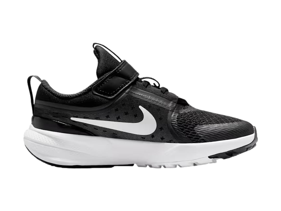 Tenis Nike Star Runner 5 color negro con suela blanca y correa de ajuste.