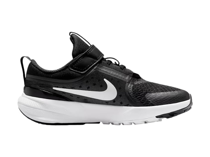 Tenis Nike Star Runner 5 color negro con suela blanca y correa de ajuste.