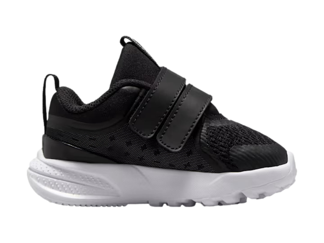 Tenis deportivos Nike Star Runner 5 color negro con suela blanca y cierre de velcro.