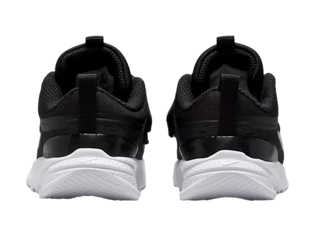 Tenis deportivos Nike Star Runner 5 color negro con suela blanca y cierre de velcro.