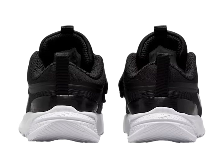 Tenis deportivos Nike Star Runner 5 color negro con suela blanca y cierre de velcro.