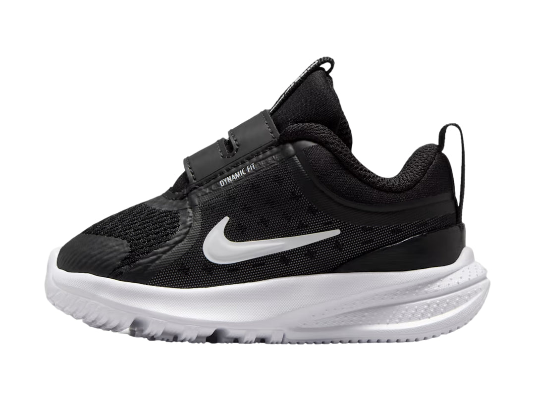 Tenis deportivos Nike Star Runner 5 color negro con suela blanca y cierre de velcro.