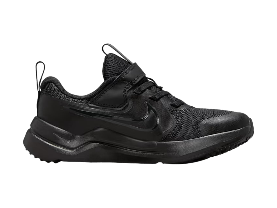 Tenis Nike Cosmic Runner para niño en color negro y antracita con diseño deportivo y suela robusta.