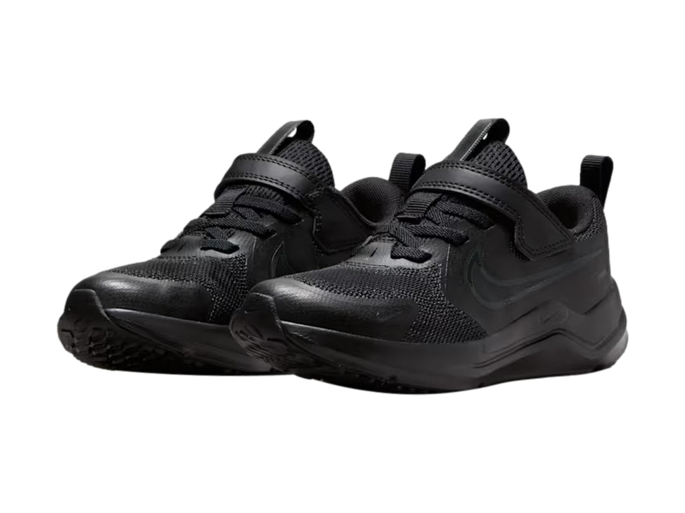 Tenis Nike Cosmic Runner para niño en color negro y antracita con diseño deportivo y suela robusta.