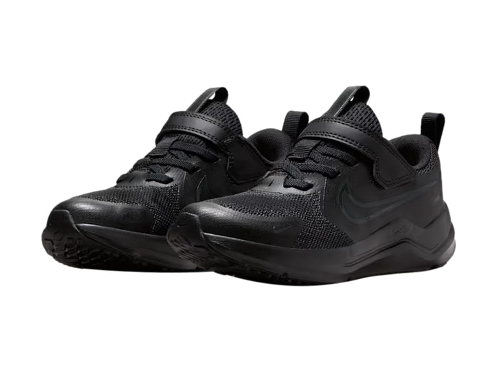 Tenis Nike Cosmic Runner para niño en color negro y antracita con diseño deportivo y suela robusta.