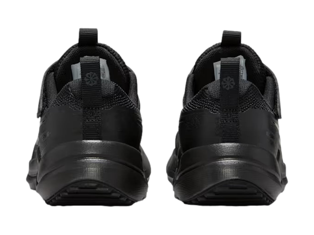 Tenis Nike Cosmic Runner para niño en color negro y antracita con diseño deportivo y suela robusta.
