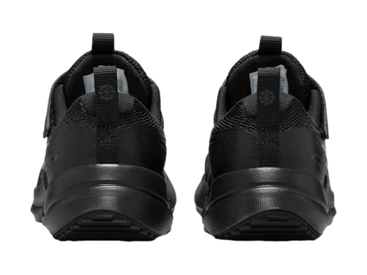 Tenis Nike Cosmic Runner para niño en color negro y antracita con diseño deportivo y suela robusta.