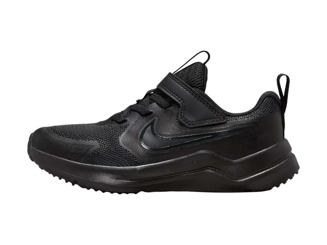 Tenis Nike Cosmic Runner para niño en color negro y antracita con diseño deportivo y suela robusta.
