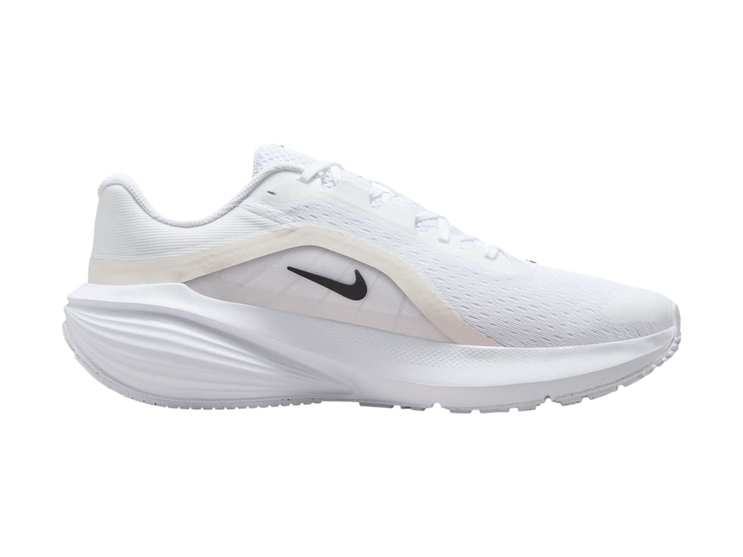 Tenis Nike Downshifter 14 color blanco con detalles en gris y logotipo negro, vista lateral.