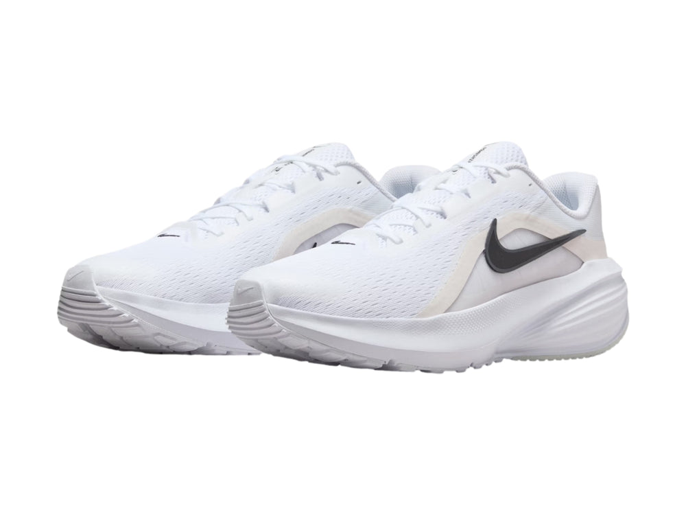 Tenis Nike Downshifter 14 color blanco con detalles en gris y logotipo negro, vista lateral.