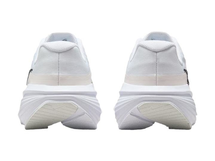 Tenis Nike Downshifter 14 color blanco con detalles en gris y logotipo negro, vista lateral.