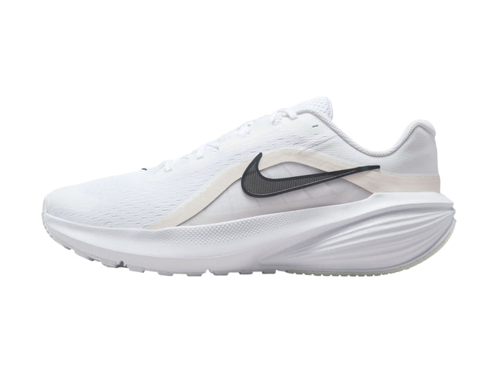 Tenis Nike Downshifter 14 color blanco con detalles en gris y logotipo negro, vista lateral.