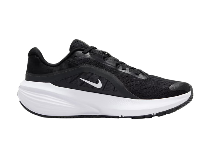 Tenis deportivos Nike Downshifter 14 color negro con suela blanca.