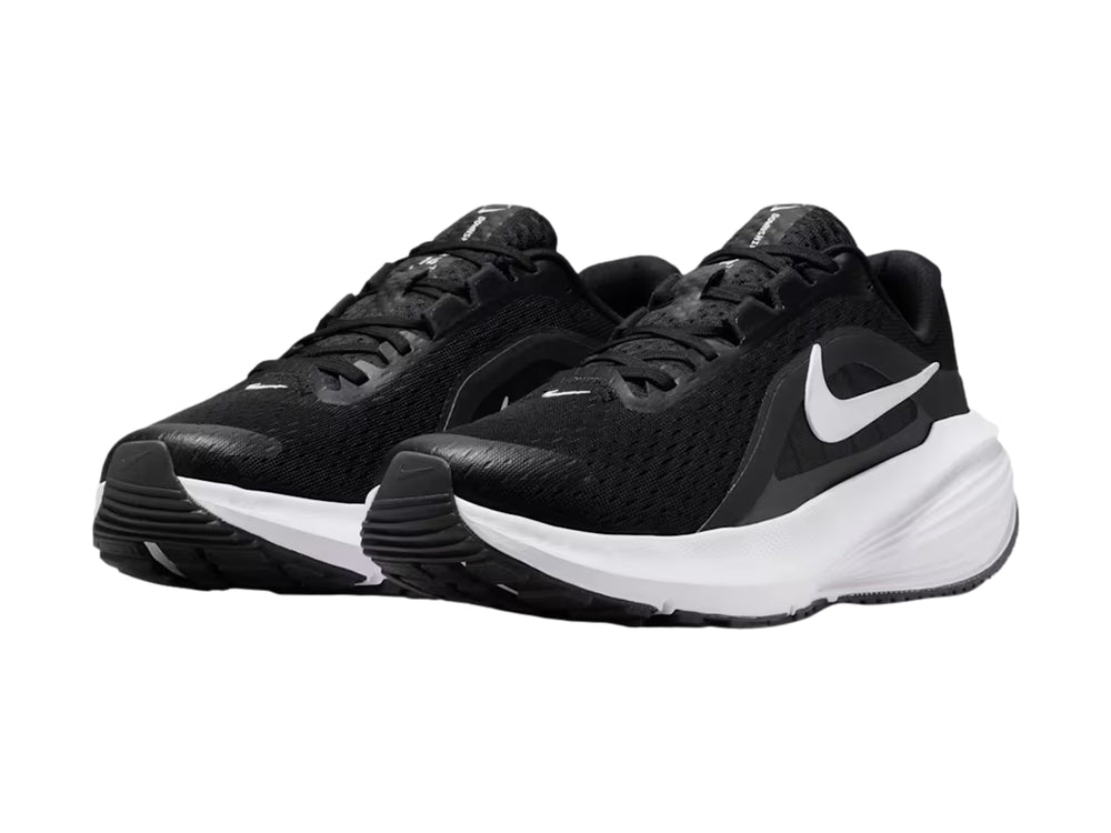 Tenis deportivos Nike Downshifter 14 color negro con suela blanca.