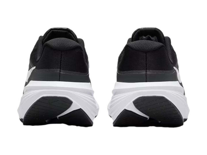 Tenis deportivos Nike Downshifter 14 color negro con suela blanca.