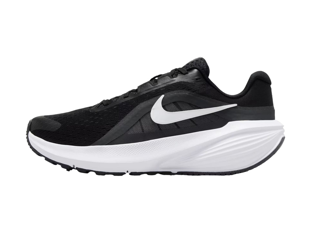 Tenis deportivos Nike Downshifter 14 color negro con suela blanca.