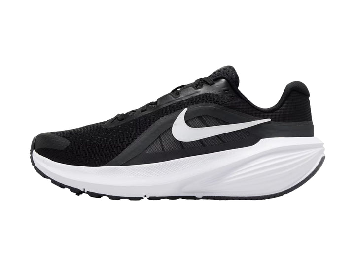 Tenis deportivos Nike Downshifter 14 color negro con suela blanca.