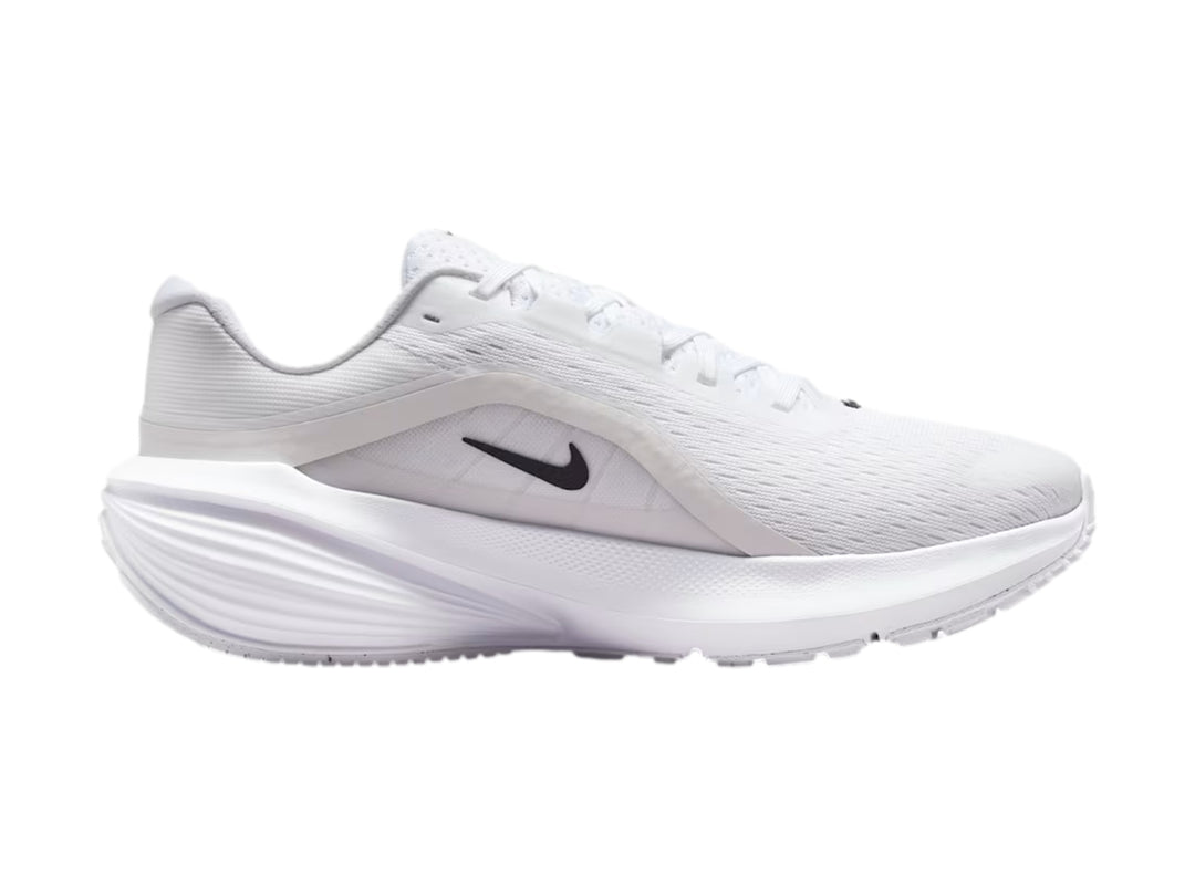 Tenis Nike Downshifter 14 en color blanco con detalles en gris y logotipo negro lateral.