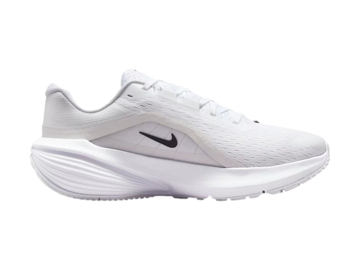 Tenis Nike Downshifter 14 en color blanco con detalles en gris y logotipo negro lateral.