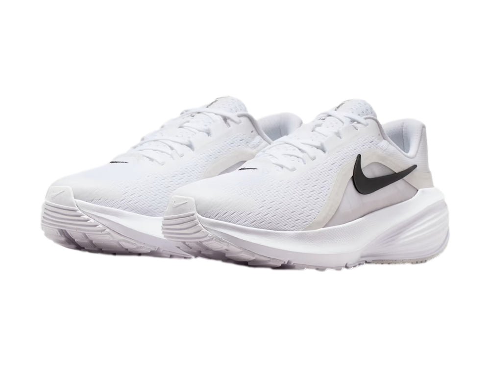 Tenis Nike Downshifter 14 en color blanco con detalles en gris y logotipo negro lateral.