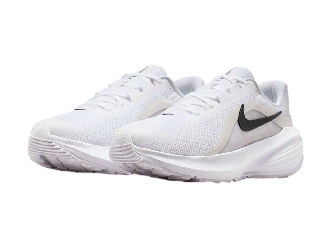 Tenis Nike Downshifter 14 en color blanco con detalles en gris y logotipo negro lateral.