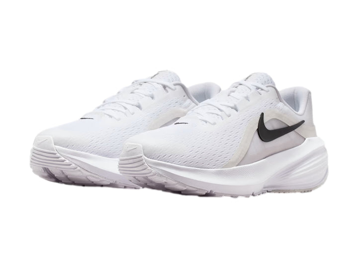 Tenis Nike Downshifter 14 en color blanco con detalles en gris y logotipo negro lateral.