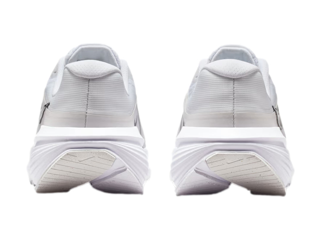 Tenis Nike Downshifter 14 en color blanco con detalles en gris y logotipo negro lateral.