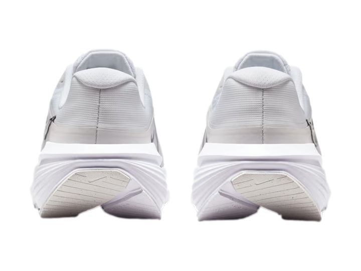 Tenis Nike Downshifter 14 en color blanco con detalles en gris y logotipo negro lateral.
