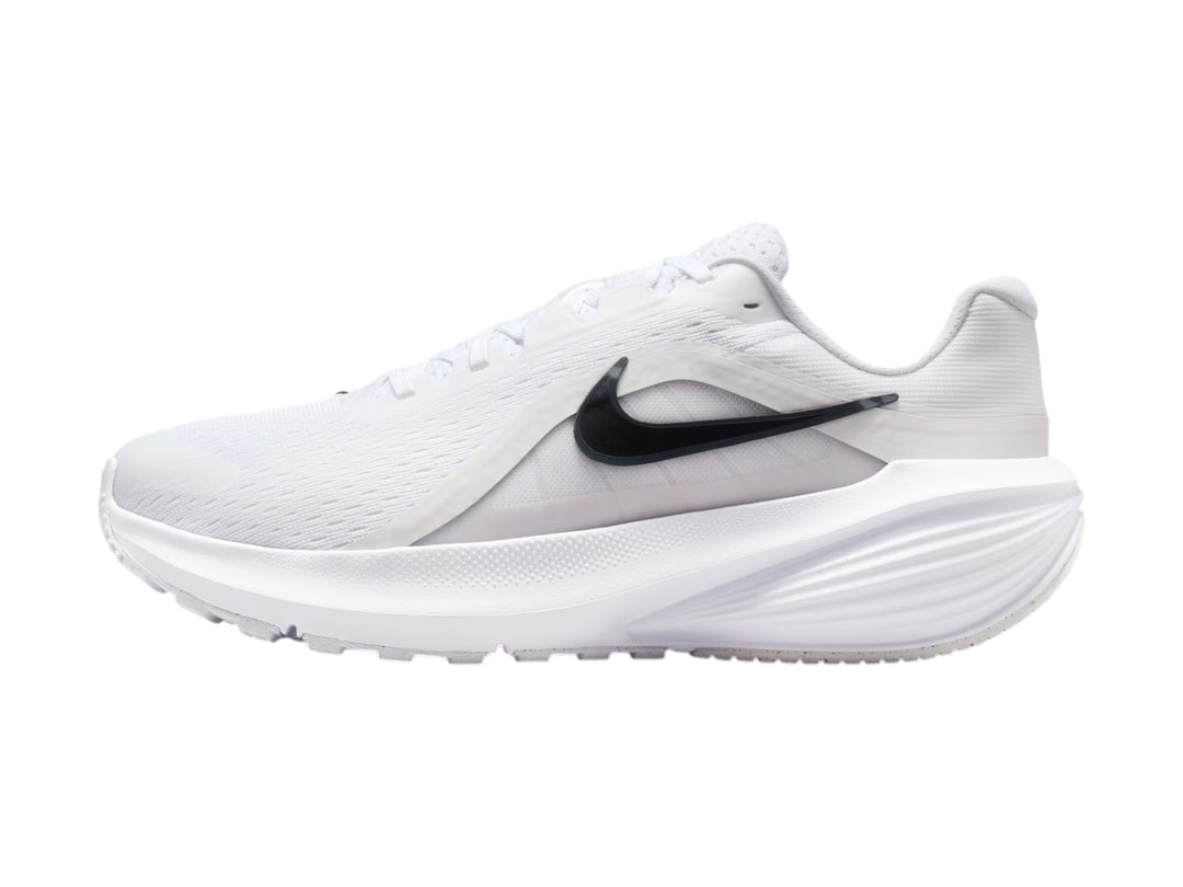 Tenis Nike Downshifter 14 en color blanco con detalles en gris y logotipo negro lateral.