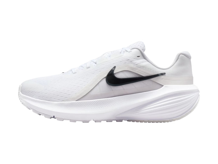 Tenis Nike Downshifter 14 en color blanco con detalles en gris y logotipo negro lateral.