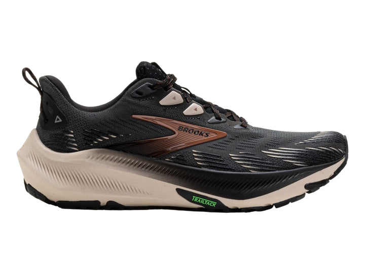 Tenis deportivos Brooks Ghost Trail en color negro con suela beige y detalles en marrón.