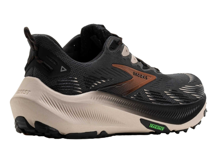 Tenis deportivos Brooks Ghost Trail en color negro con suela beige y detalles en marrón.