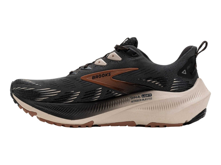 Tenis deportivos Brooks Ghost Trail en color negro con suela beige y detalles en marrón.