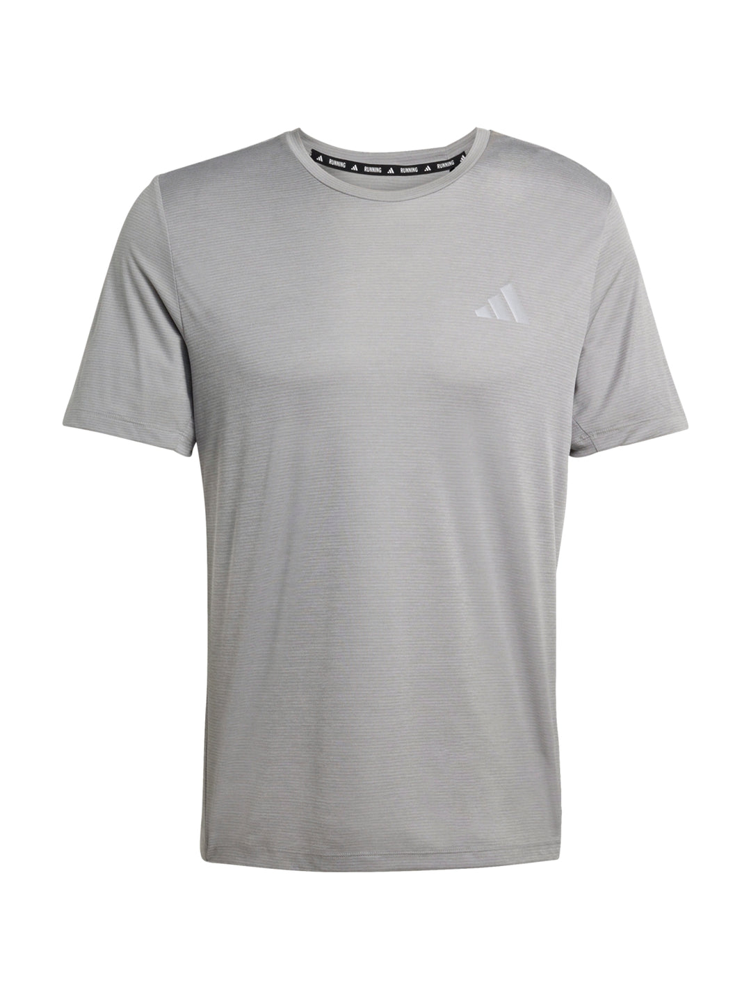 Hombre vistiendo una camiseta deportiva Adidas de color gris jaspeado de manga corta.