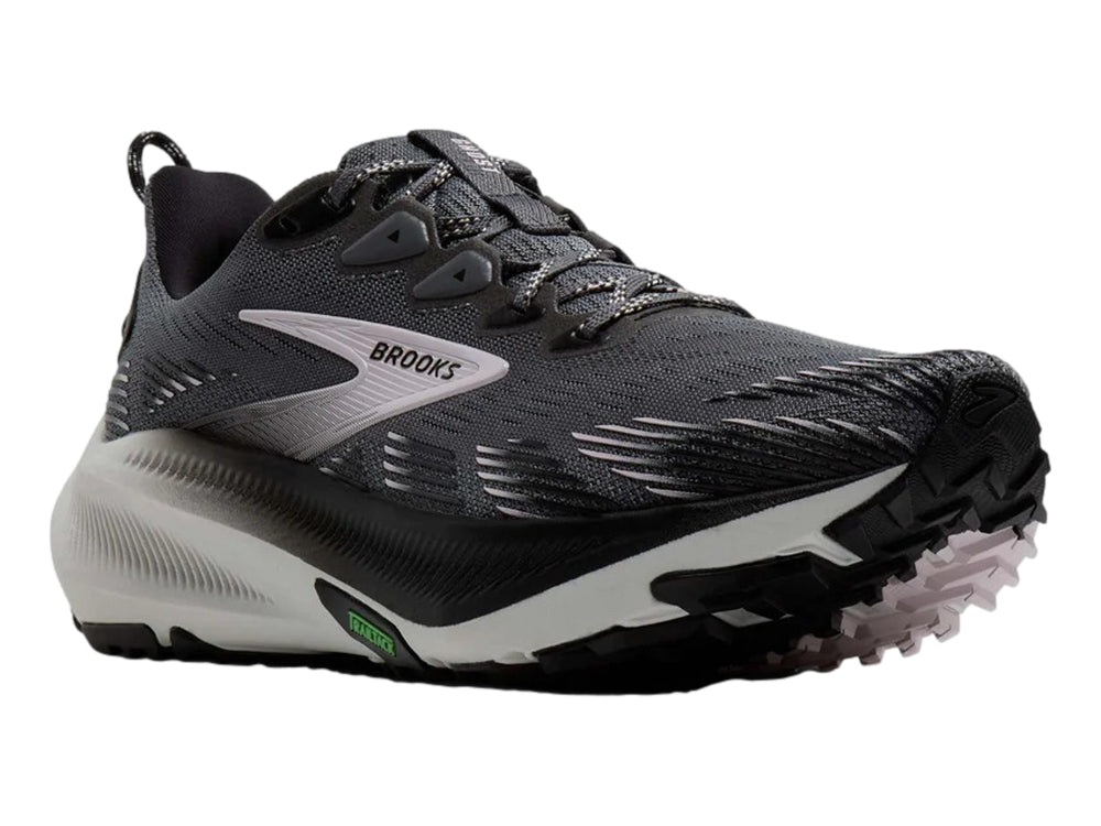 Tenis de trail running Brooks en color gris oscuro con suela blanca y detalles en negro.