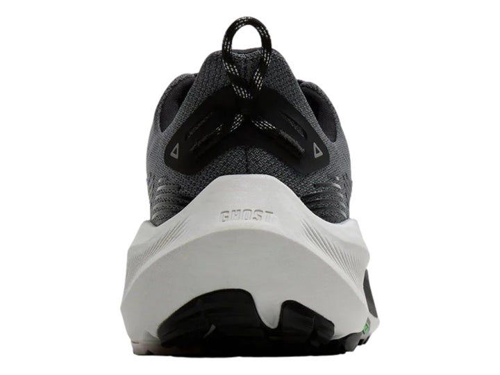 Tenis de trail running Brooks en color gris oscuro con suela blanca y detalles en negro.