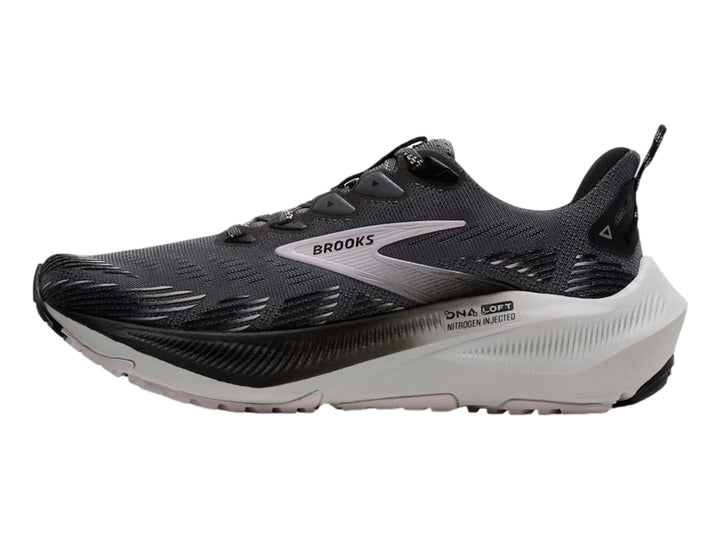 Tenis de trail running Brooks en color gris oscuro con suela blanca y detalles en negro.