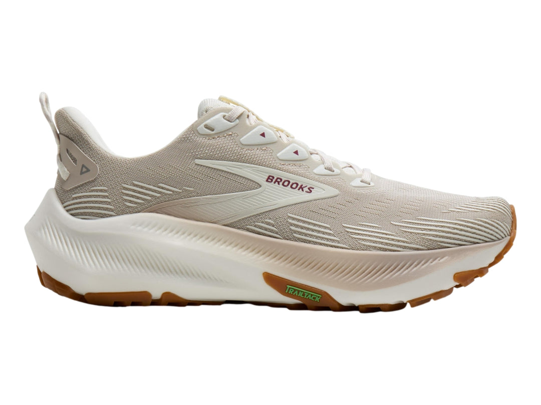 Tenis Brooks Ghost Trail en color beige y blanco con suela café para correr en senderos.
