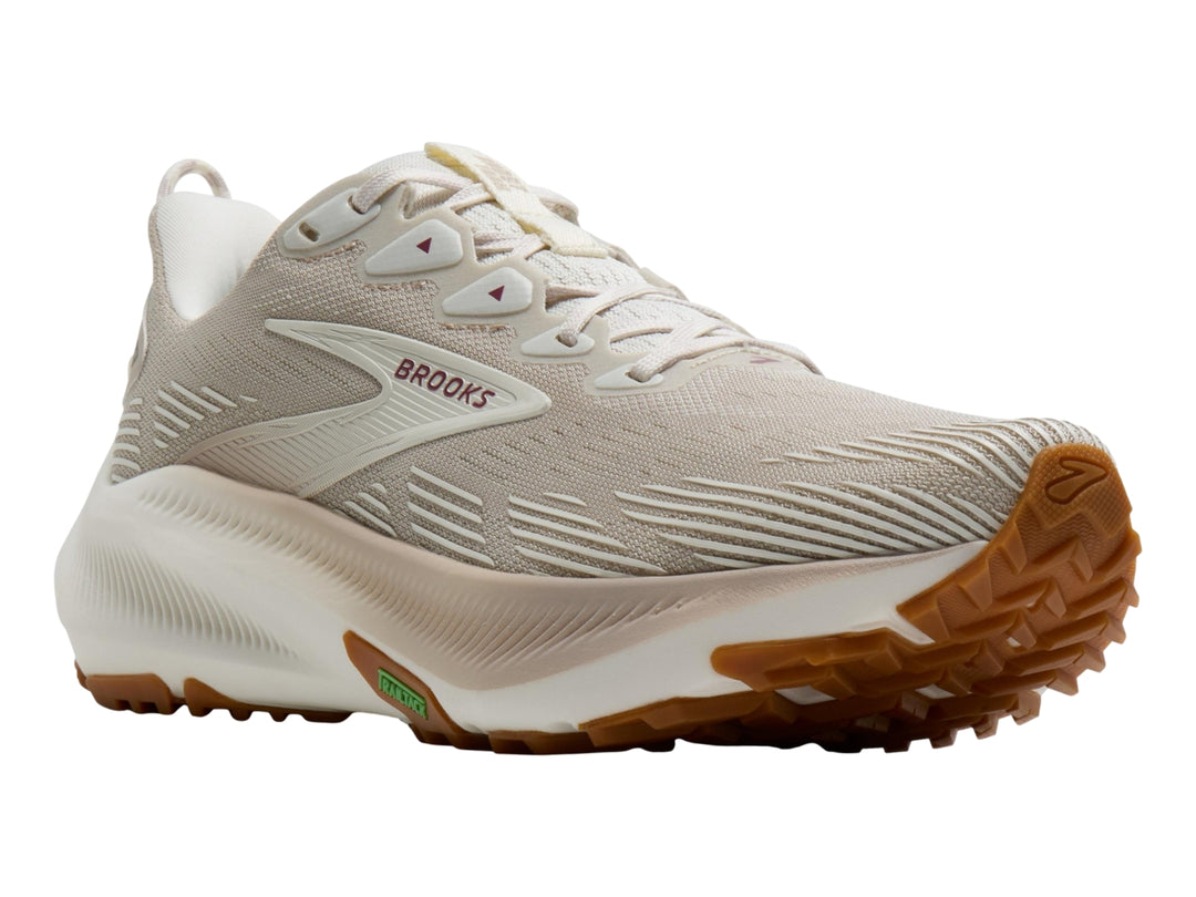 Tenis Brooks Ghost Trail en color beige y blanco con suela café para correr en senderos.