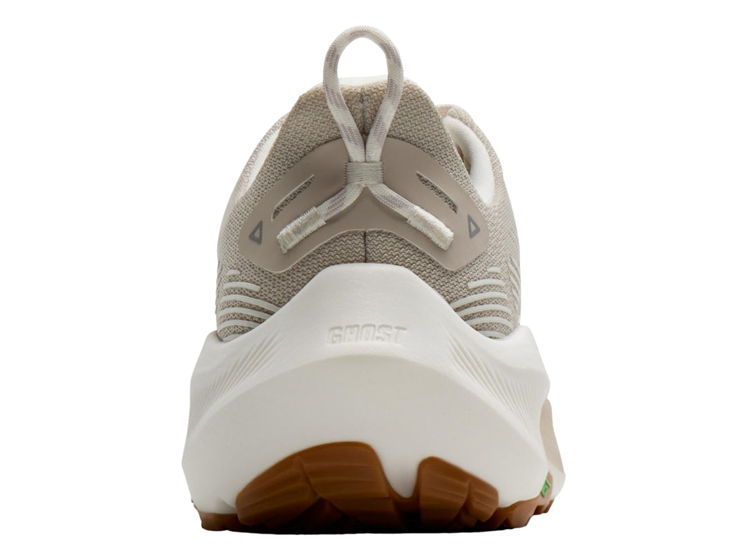 Tenis Brooks Ghost Trail en color beige y blanco con suela café para correr en senderos.